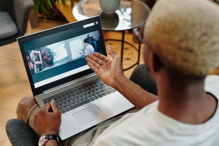 Persona recibiendo soporte remoto por videollamada en su laptop